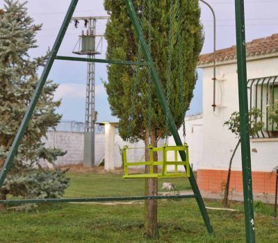 Columpios, césped…